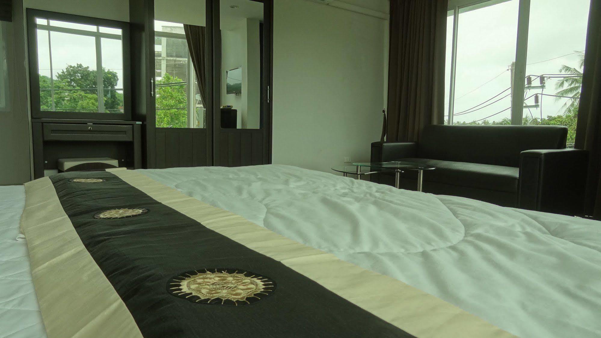 But Different Phuket Boutique Hotel Nai Harn Buitenkant foto